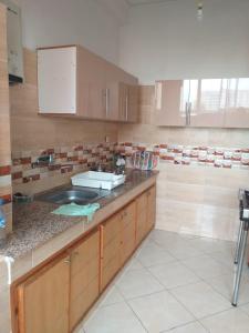 uma cozinha com um balcão e um lavatório em Appartement meublé situé a côté de centre ville em Meknès