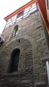 ein Backsteingebäude mit Fenstern darüber in der Unterkunft Ferienwohnung Türmerwohnung in Öhringen