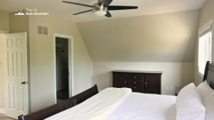 sypialnia z łóżkiem i wentylatorem sufitowym w obiekcie 106 Birch View Trail w mieście Blue Mountains