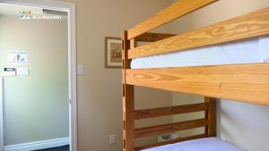 Ce lit superposé se trouve dans une petite chambre avec une échelle. dans l'établissement 106 Birch View Trail, à Blue Mountains