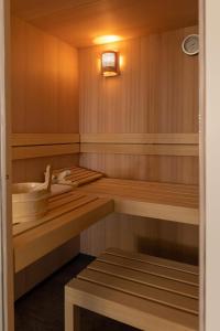 een kamer met een sauna en een wastafel bij Schmalfelden No 95 