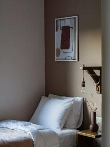 1 dormitorio con 1 cama y una foto en la pared en vaya_living en Ktistádes