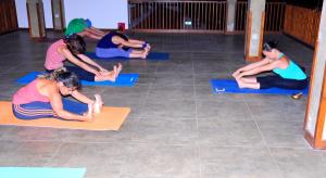 un grupo de personas haciendo yoga en el suelo en Anantamaa Hotel, en Trincomalee