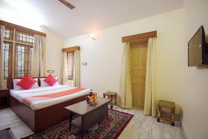 Un pat sau paturi într-o cameră la OYO Retro Residency