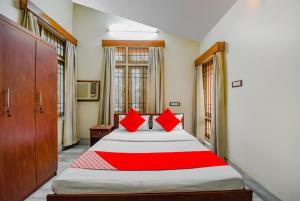 Un pat sau paturi într-o cameră la OYO Retro Residency