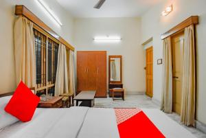 Un pat sau paturi într-o cameră la OYO Retro Residency