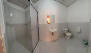 Hostal El Paraiso في Jamundí: حمام مع دش ومغسلة ومرحاض