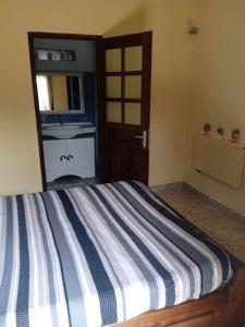 1 dormitorio con cama con lavabo y espejo en Logement Petit Studio Salazamay Tamatave Madagascar en Toamasina