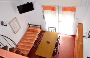 サンタ・テレシータにあるLo de Carlosのベッド2台とテーブルと椅子のある部屋 +17枚の写真