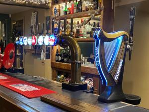 bar z dużym instrumentem na ladzie w obiekcie The Butchers Arms - Grill Pub and Accommodation w mieście Merthyr Tydfil