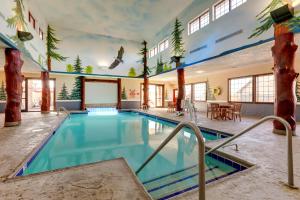 Bazén v ubytování Stoney Creek Hotel Moline nebo v jeho okolí