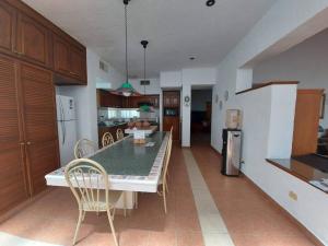 - une cuisine et une salle à manger avec une table et des chaises dans l'établissement Quinta Luz de Luna, à Parras de la Fuente