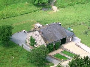 uma vista aérea de uma casa num campo em A Tchapè Mèlé em Gouvy
