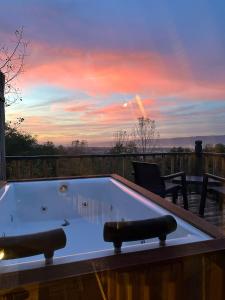 bañera de hidromasaje en una terraza con puesta de sol en SAPANCA LİFE GARDEN BUNGALOV, en Sapanca