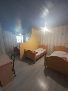 ein Zimmer mit 2 Betten in einem kleinen Zimmer mit in der Unterkunft Gîte Napoléon in Dienville
