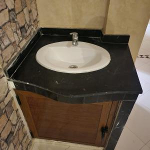 umywalka w łazience z czarnym blatem w obiekcie B 12 apartment w Fezie