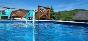 due sedie blu in piscina di S'évader en montagne a Sainte Brigitte de Laval