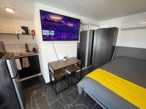 um quarto com uma cama e uma mesa em Your Tiny Downtown Home with Backyard Unit D em Phoenix