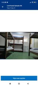サルバドールにあるLord Hostel Salvadorの二段ベッド2組付きの部屋の写真