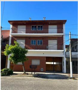 サンタ・テレシータにあるLo de Carlosの赤レンガ造りの建物で、バルコニーが付いています。
