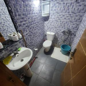uma casa de banho com um WC e um lavatório em B 1 apartment em Fez