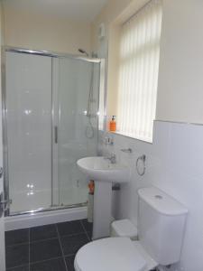 A bathroom at The Cabbage Hall Hotel 