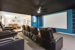 una sala de cine con sillas y una pantalla en blanco en Bradenton Paradise Pool, Patio and Putting Green!, en Bradenton