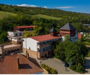 vista sull'alto di un edificio in una città di Hotelový dům Kaskáda - Bed and Breakfast a Kurdějov