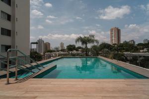 uma grande piscina ao lado de um edifício em Studios no Campo Belo próximo ao aeroporto de congonhas em São Paulo