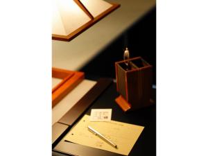 a desk with a candle and a pen and paper at Tamachi Bukeyashiki Hotel - Vacation STAY 20163v in Daisen