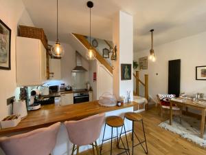 kuchnia i salon ze stołem i krzesłami w obiekcie Longsands Hideaway w mieście Tynemouth