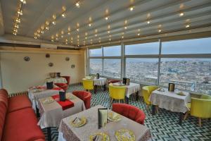un ristorante con tavoli e sedie e vista di Palais Houyam a Fes