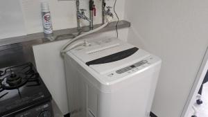 een keuken met een wasmachine en een fornuis bij Space Minami 4jo - Vacation STAY 15808 in Sapporo
