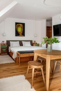 uma sala de estar com uma cama e uma mesa em Pipitér Rooms & More em Szigliget