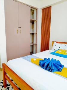 1 dormitorio con 2 camas y armario en Cozy Haven en Nanyuki