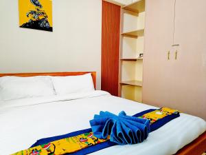 Un dormitorio con una cama con una toalla. en Cozy Haven en Nanyuki