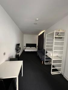 Zimmer mit einem Zimmer mit einem Bett und einem Schreibtisch in der Unterkunft Apartamentos RK 13 in Bilbao