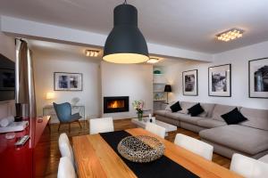 un salon avec une table et un canapé dans l'établissement Humac Infinity Vero Apartments, à Donji Humac