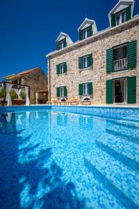 une grande piscine devant un immeuble dans l'établissement Humac Infinity Vero Apartments, à Donji Humac
