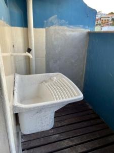 um WC branco sentado em cima de uma varanda em Prédio Atalaia - Praia Grande Arraial do Cabo em Arraial do Cabo