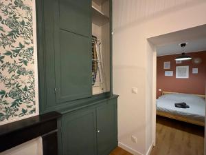 Postel nebo postele na pokoji v ubytování ღ Lys Vert - Situé au cœur de Douai & Parking privé