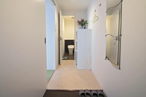 pasillo con nevera blanca en una habitación en KyotoGosyonishi - Vacation STAY 22999v en Kyoto