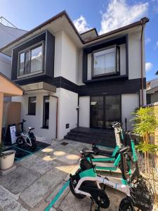 una casa con due scooter parcheggiati di fronte di KyotoGosyonishi - Vacation STAY 23016v a Kyoto