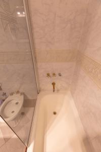 a bathroom with a tub and a toilet at El Misti Coliving Obelisco in Buenos Aires