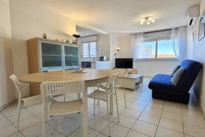 uma cozinha e sala de jantar com mesa e cadeiras em Lovely spacious nest in Port Fréjus em Fréjus
