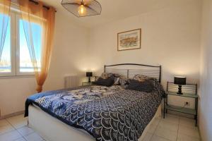 um quarto com uma cama e uma grande janela em Lovely spacious nest in Port Fréjus em Fréjus