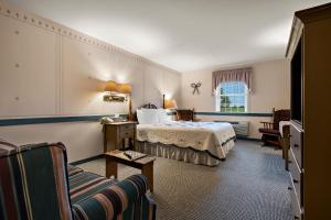 een hotelkamer met een bed en een bank bij Country Living Inn in Lancaster