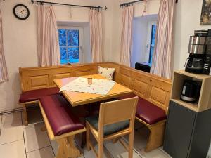 Kuchyň nebo kuchyňský kout v ubytování Ferienwohnung Bauernhaus Untermoas