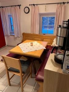 Kuchyň nebo kuchyňský kout v ubytování Ferienwohnung Bauernhaus Untermoas