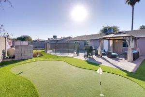 un campo de golf con un putting green en un patio en Phoenix Oasis with Outdoor Pool and Putting Green! en Phoenix